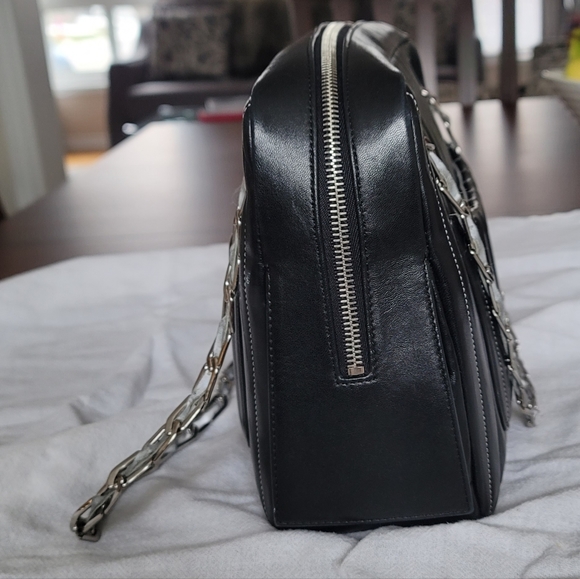 AUTHENTIC Chanel Mademoiselle Ligne Vertical Quilted Leather Camera Bag, Large - Picture 2 of 12